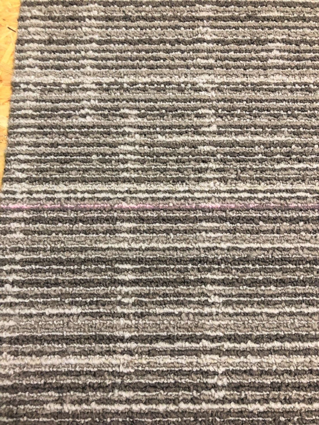 買取不可のタイルカーペット ピンクの線が入っている ズーム