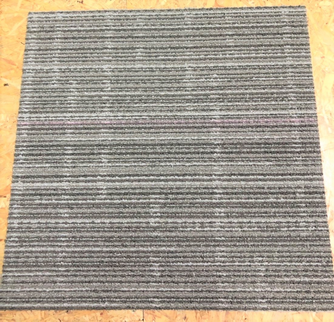 買取不可のタイルカーペット ピンクの線が入っている